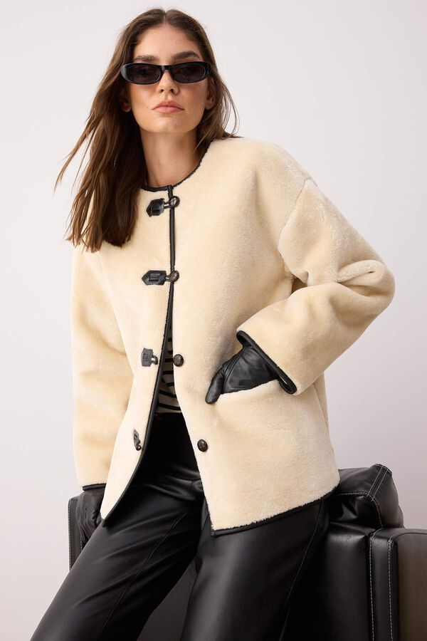 Trendyol Abrigo efecto teddy con corchetes marfil