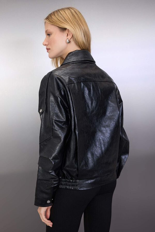 Trendyol Blus&atilde;o biker oversize efeito pele preto