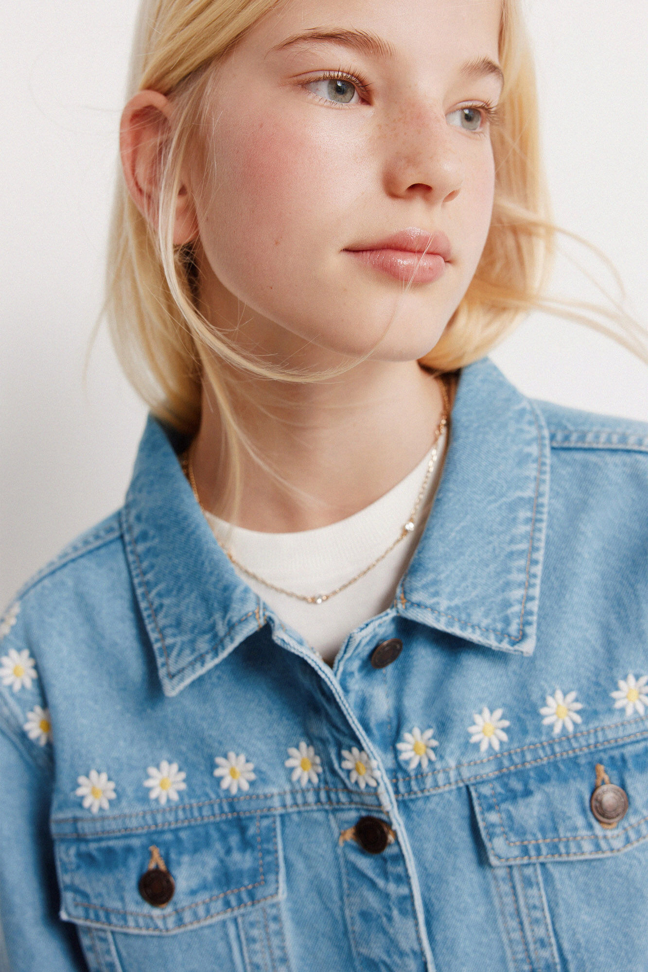 Springfield Kids Blus&atilde;o trucker de menina em denim com margaridas