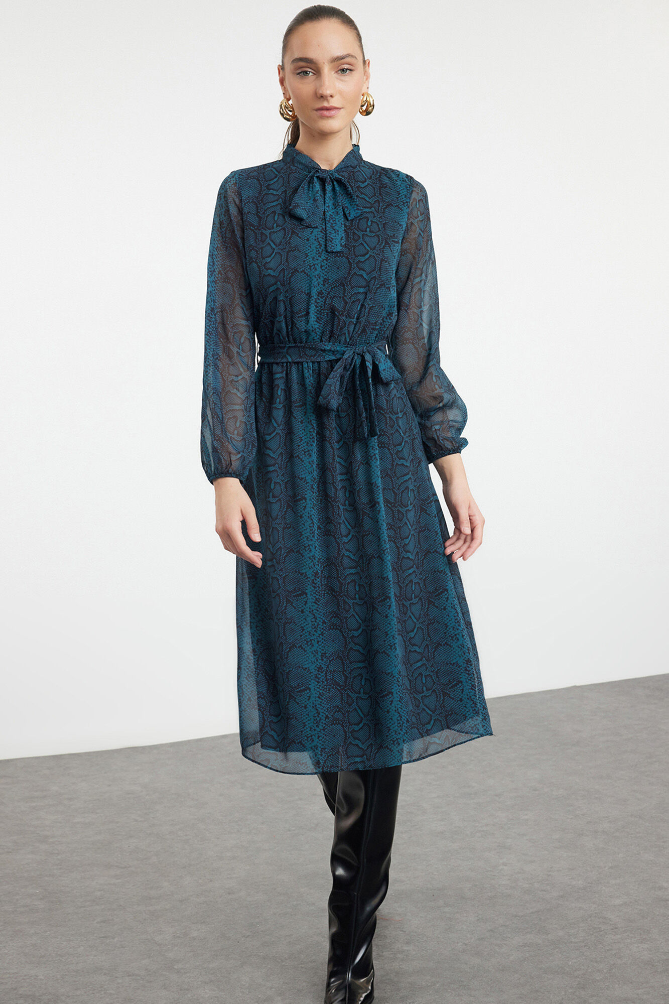 Trendyol Vestido midi com la&ccedil;o