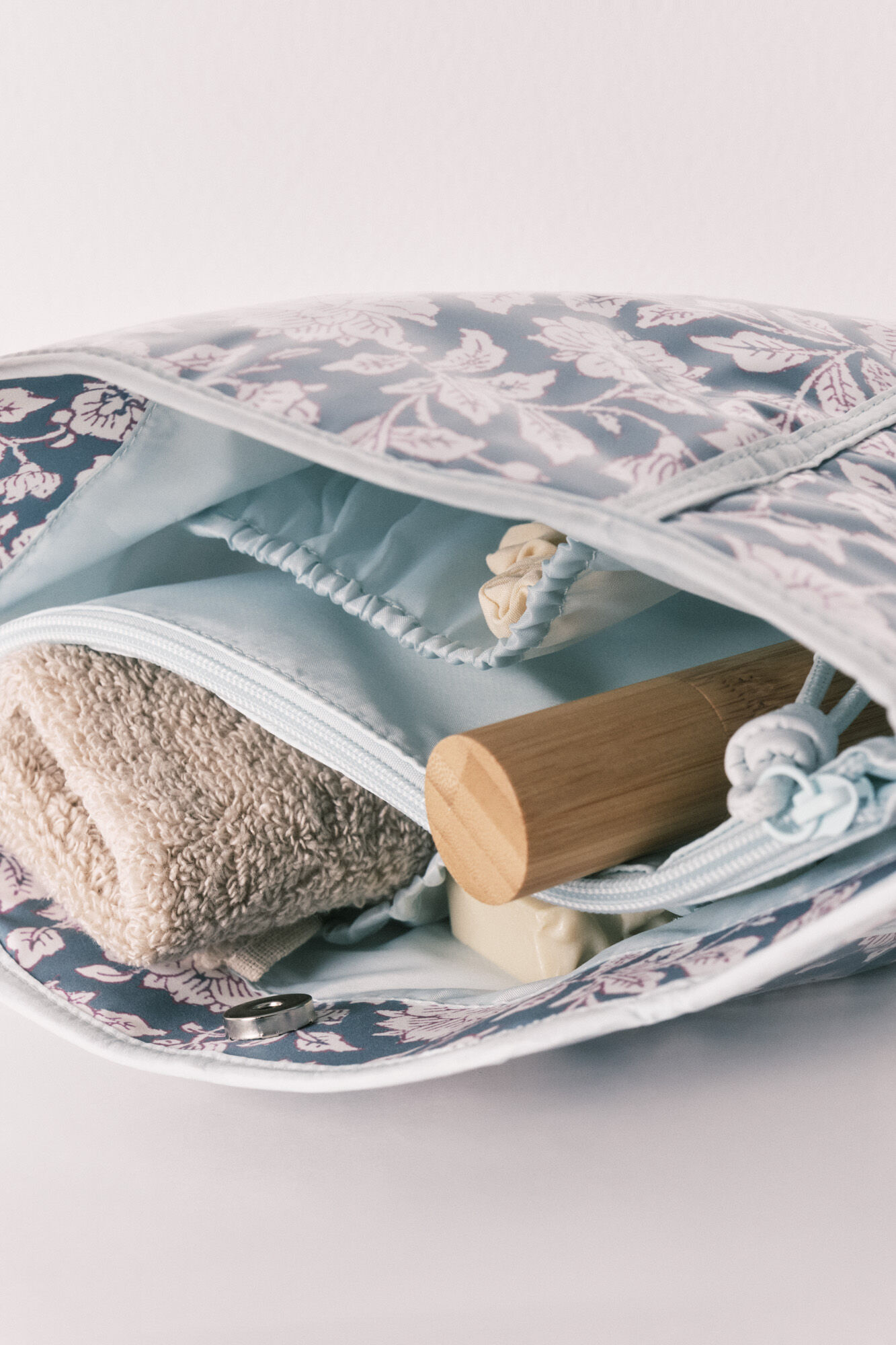 Women'secret N&eacute;cessaire m&eacute;dio estampado floral azul