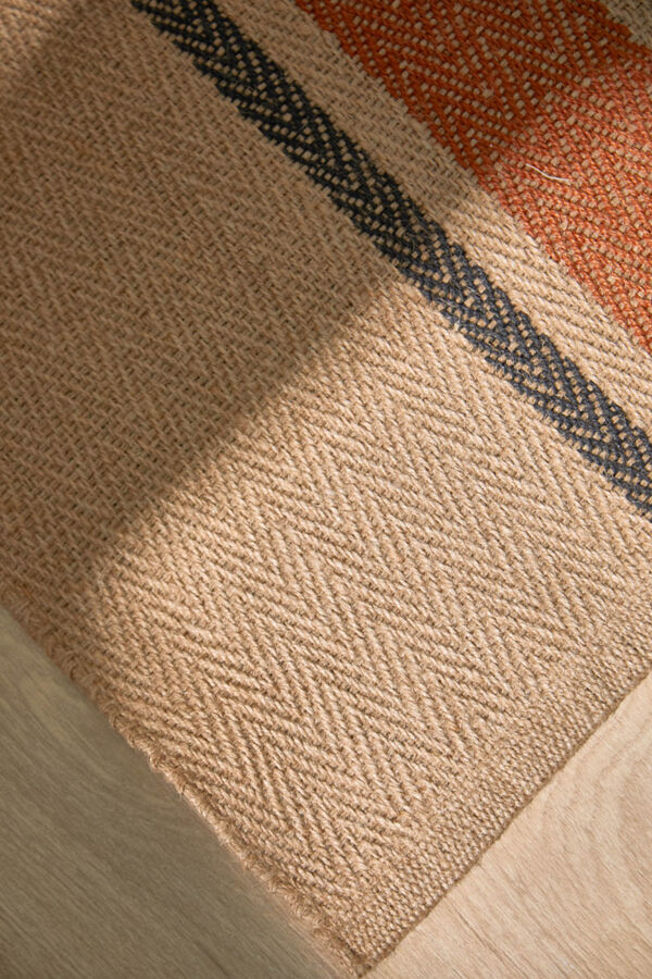 Calma House Brown jute rug with woven stripe Mas nude