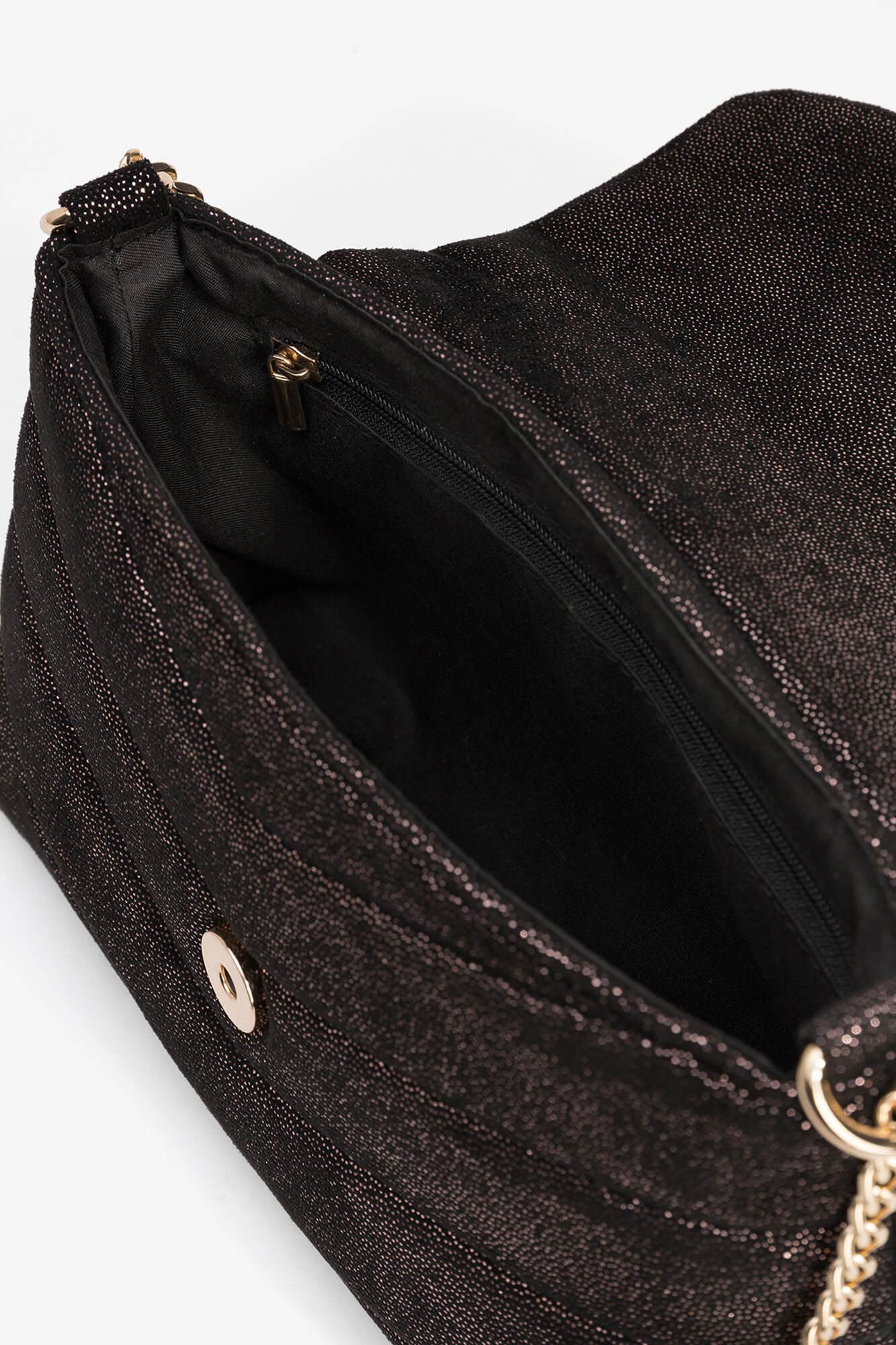 Vilanova Mala a tiracolo de festa, acolchoada, com aba e acabamento brilhante. Fecho magn&eacute;tico e al&ccedil;a de corrente.