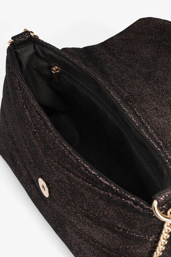 Vilanova Bolso bandolera de fiesta, acolchado, con solapa y acabado brillante.&nbsp;Cierre magn&eacute;tico y asa de cadena. negro