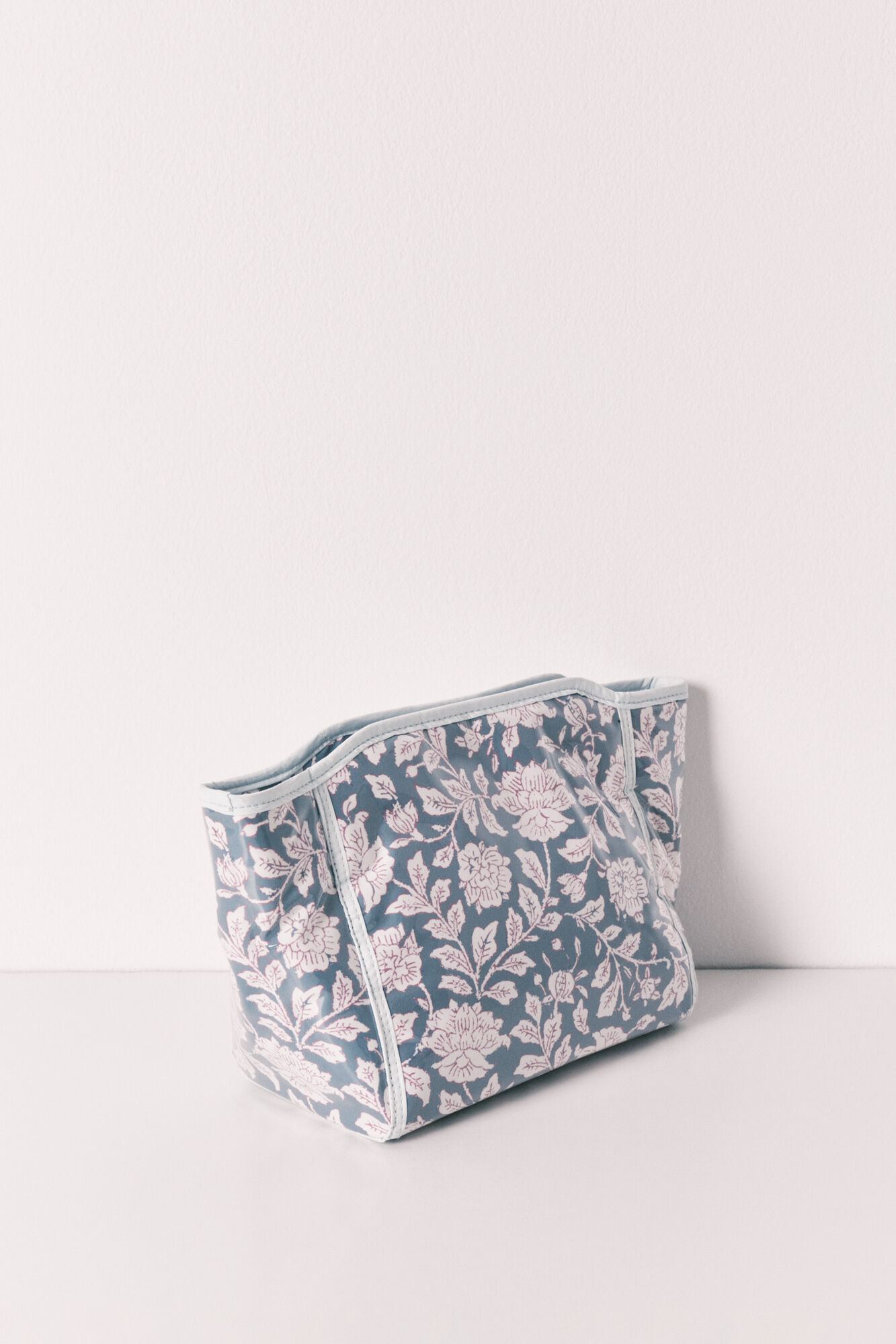 Women'secret N&eacute;cessaire m&eacute;dio estampado floral azul