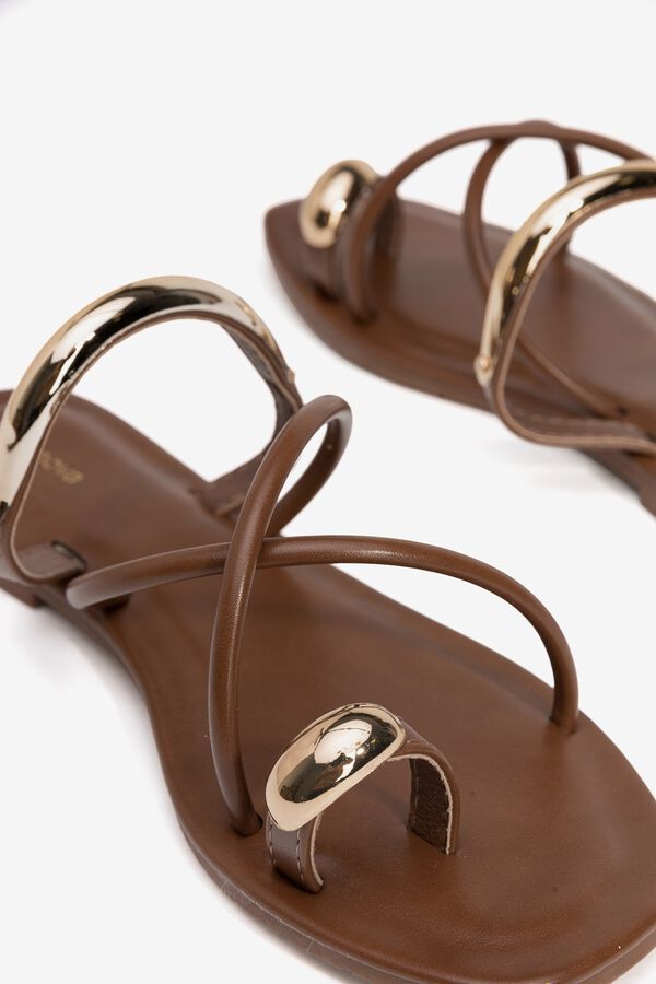 Vilanova Sand&aacute;lia rasa com detalhe met&aacute;lico castanho