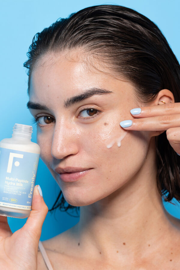 Freshly Cosmetics Multi-Peptide Hydra Milk  azul