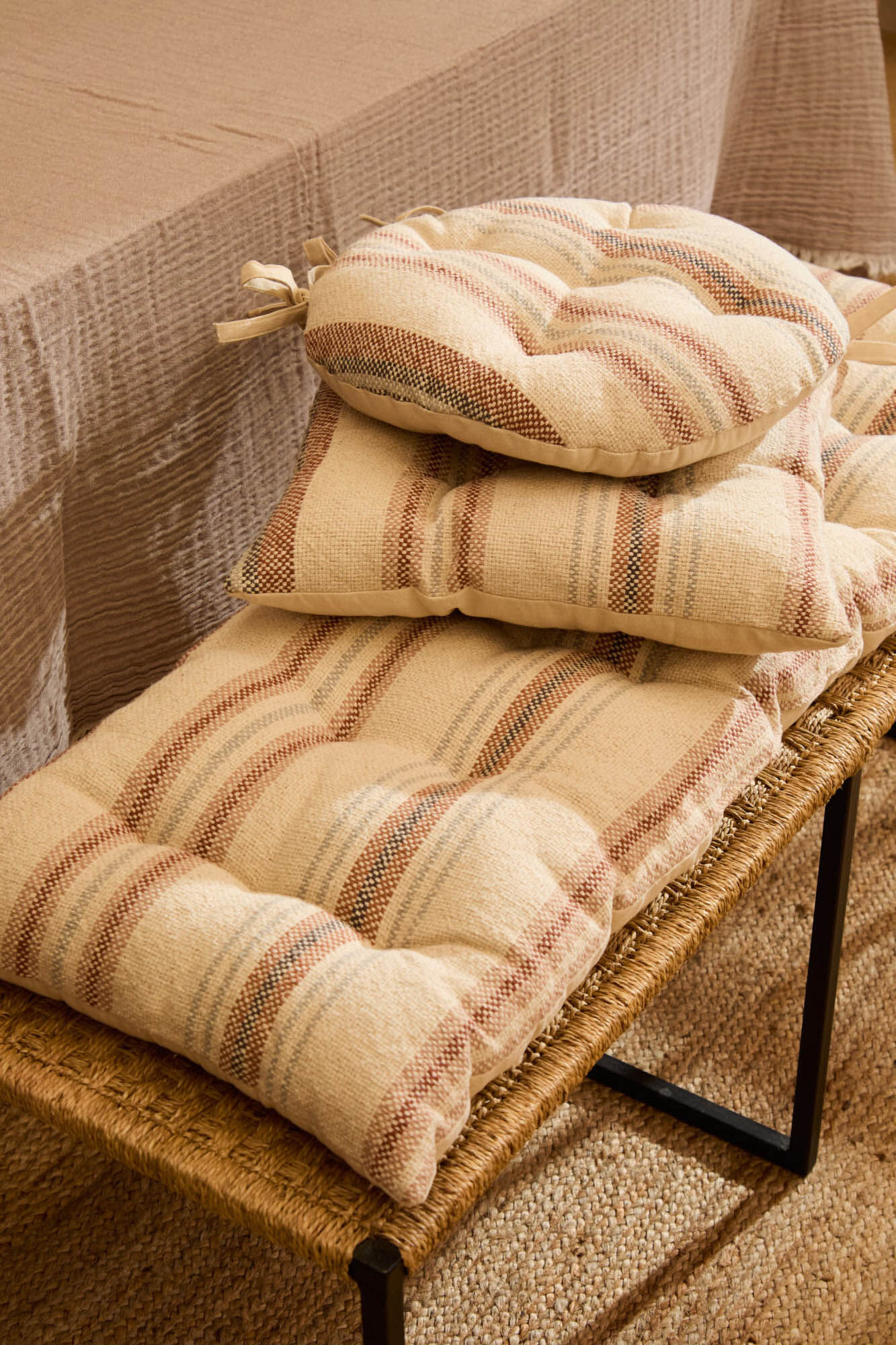 Calma House Almofada redonda riscas para cadeira em tons terrosos Peru