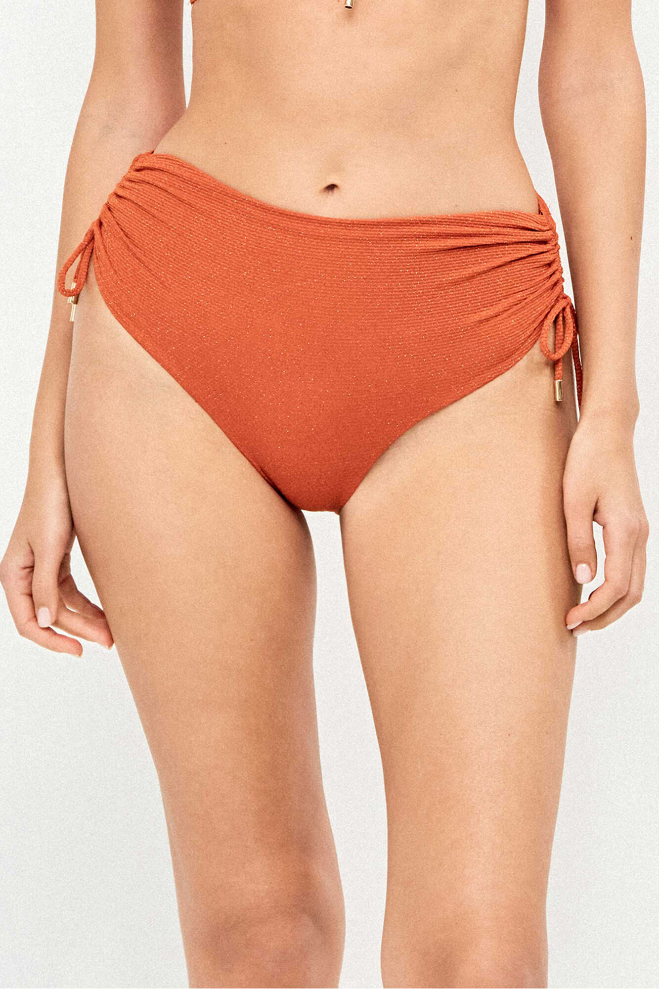 Gisela Cueca de biqu&iacute;ni cintura alta em tecido piqu&eacute; lurex dourado