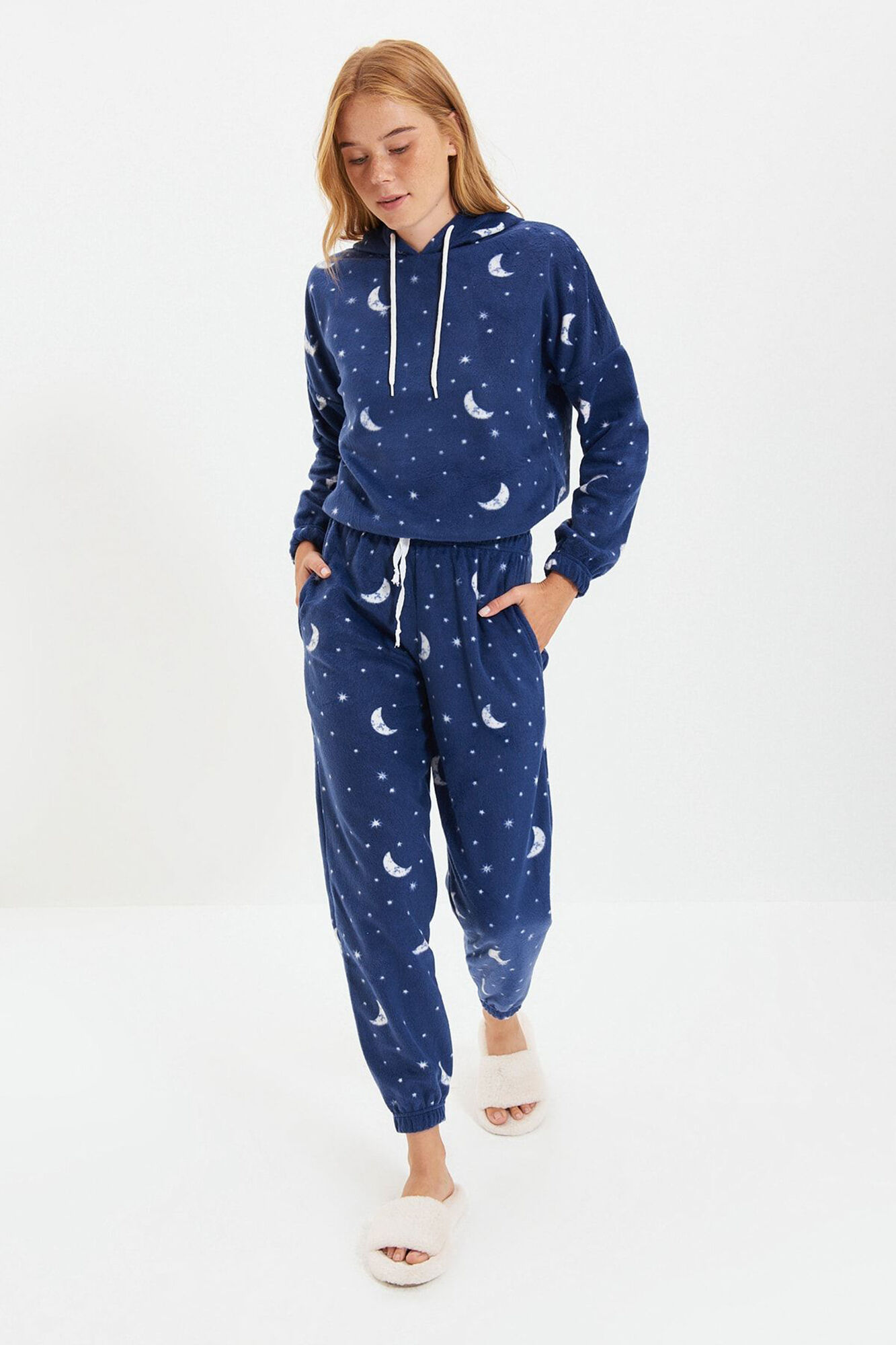 Trendyol Conjunto de pijama de inverno azul marinho com capuz e estampado de gal&aacute;xia 