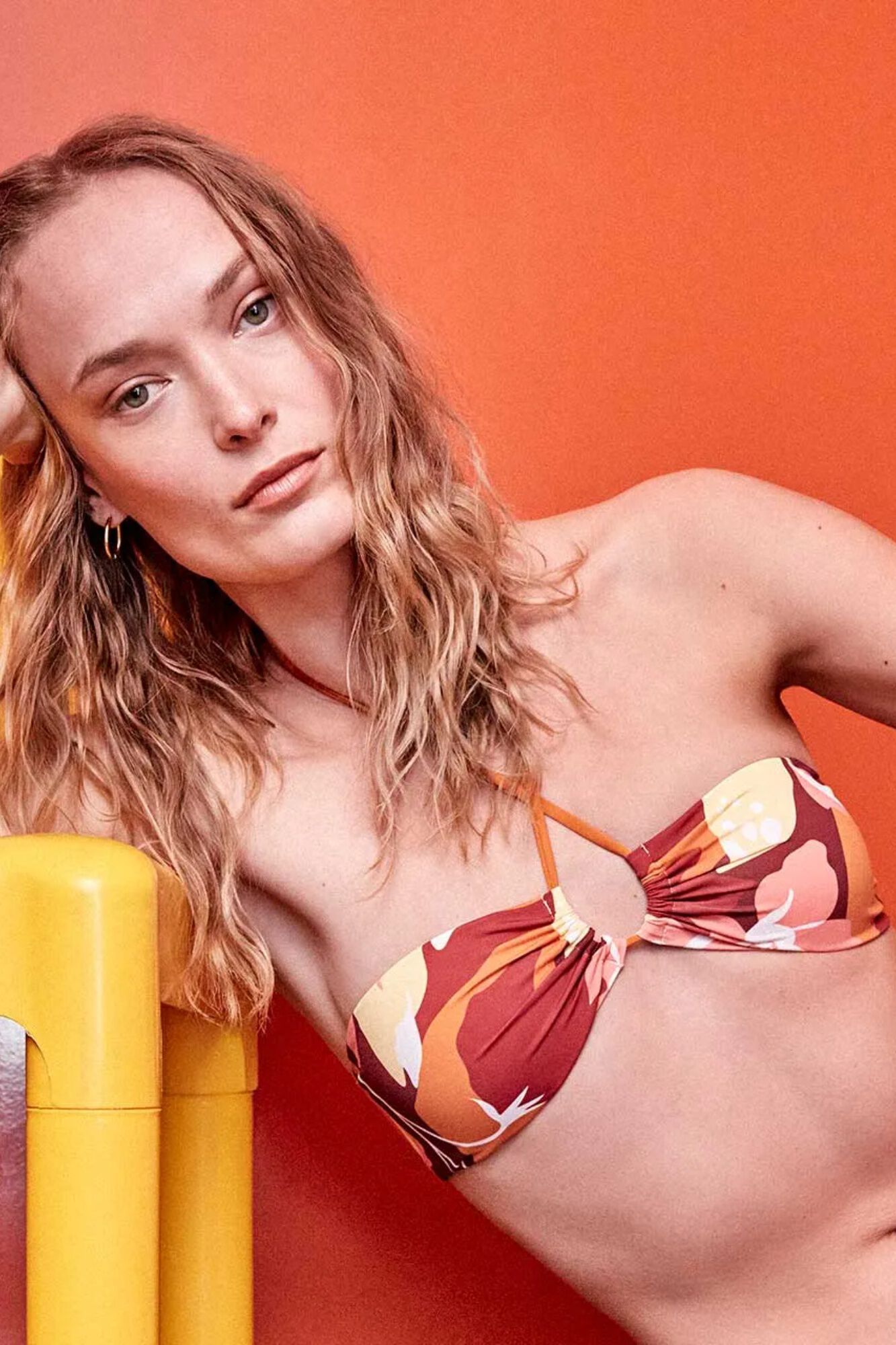 Gisela Top bikini bandeau retro geom&eacute;trico sin aro