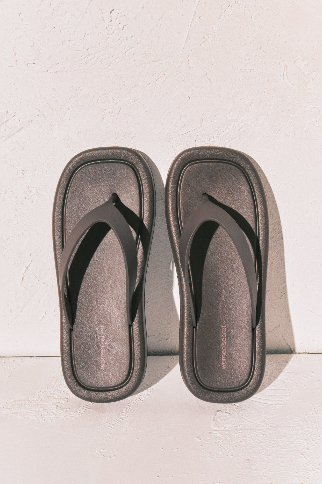 Women'secret Chanclas suela gruesa punta cuadrada marr&oacute;n