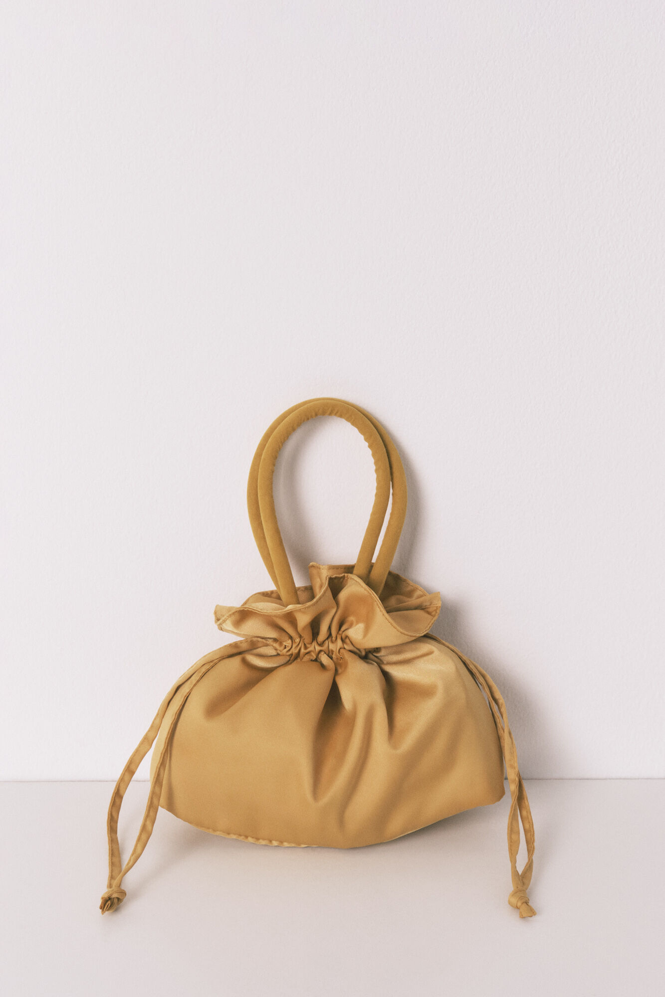 Women'secret Bolso neceser sat&eacute;n estampado mostaza