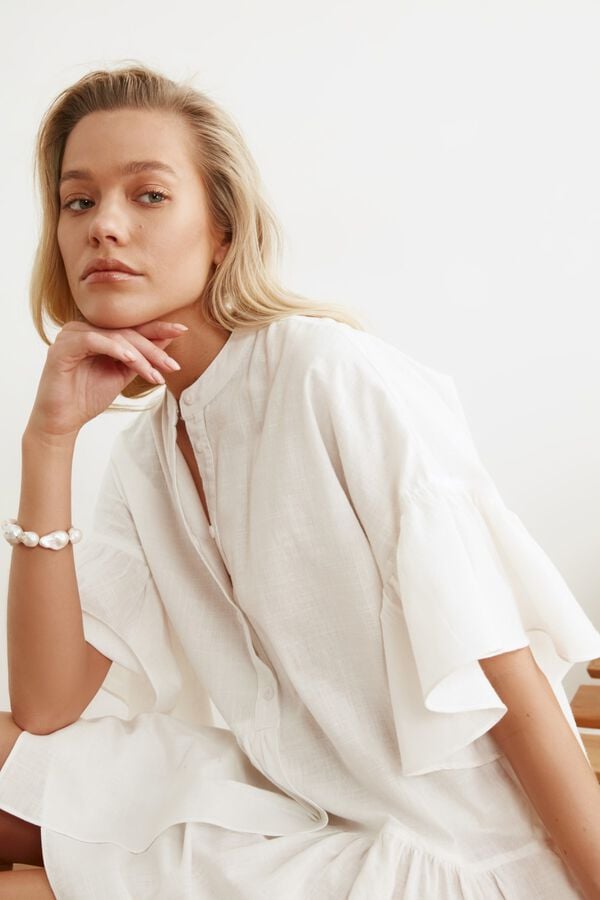 Trendyol Vestido curto camiseiro com folhos branco