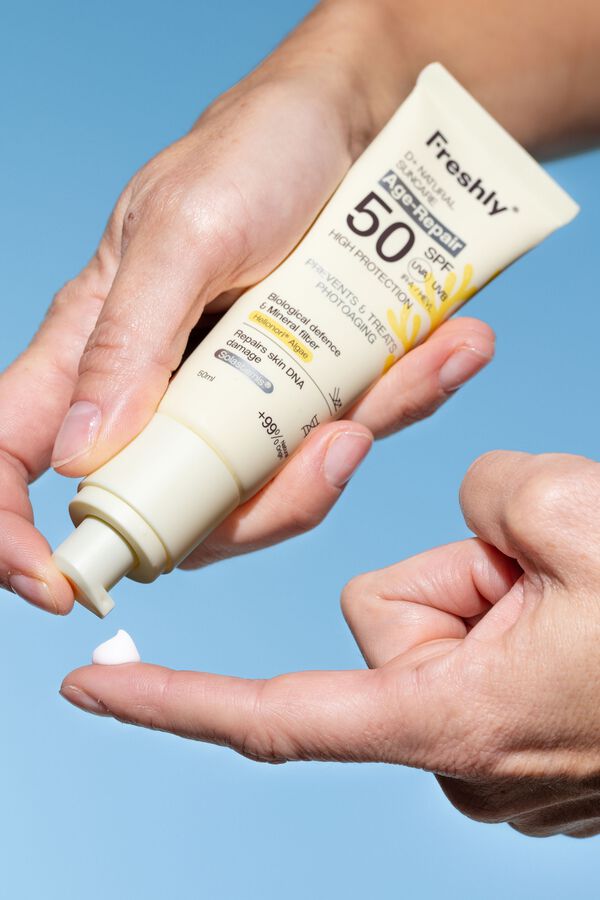 Freshly Cosmetics Crema solar antiarrugas SPF 50 blanco