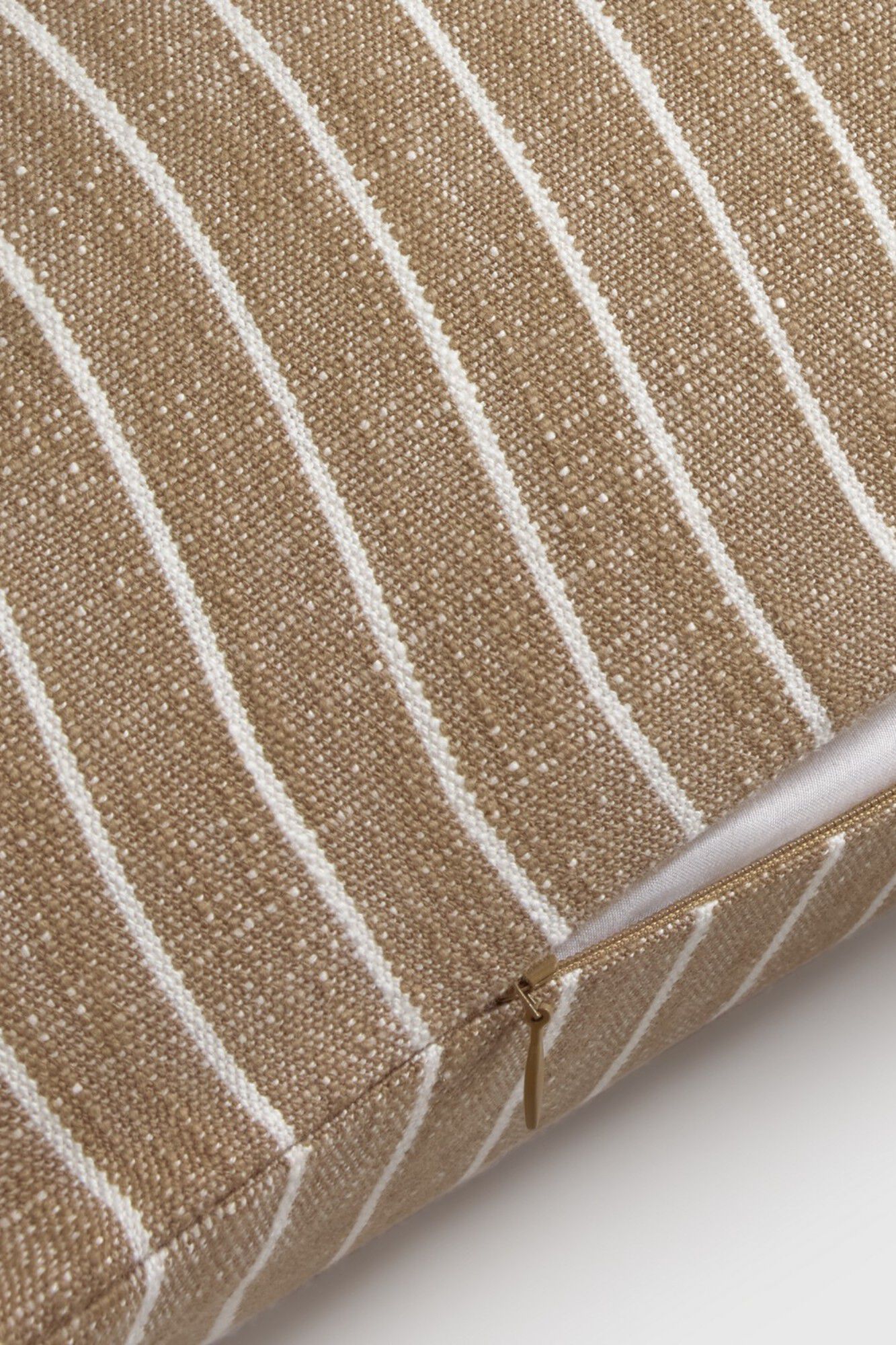 Textura Capa de almofada em algod&atilde;o com design de riscas.