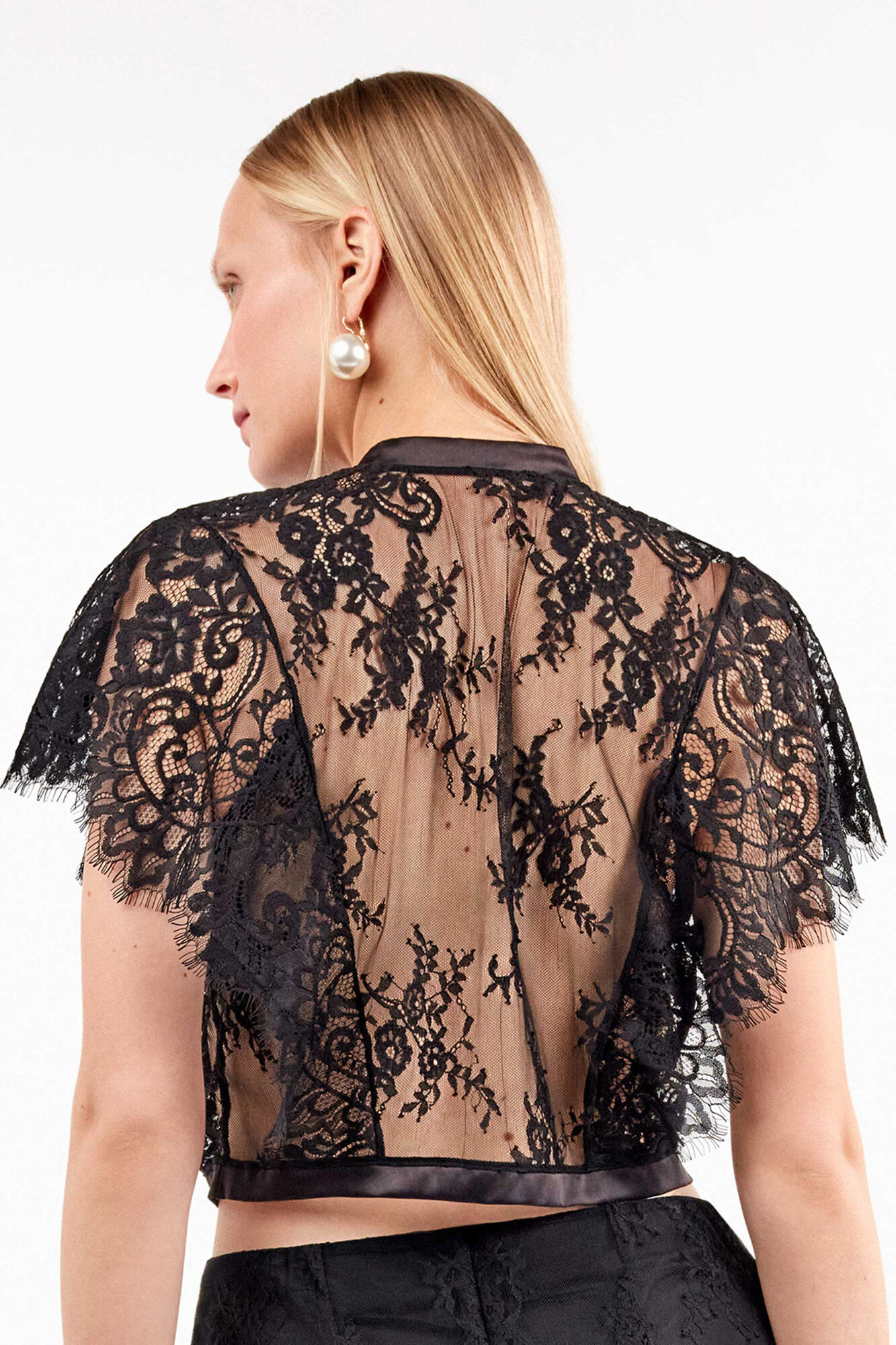 Gisela Chaqueta negro de encaje transparente con detalles elegantes