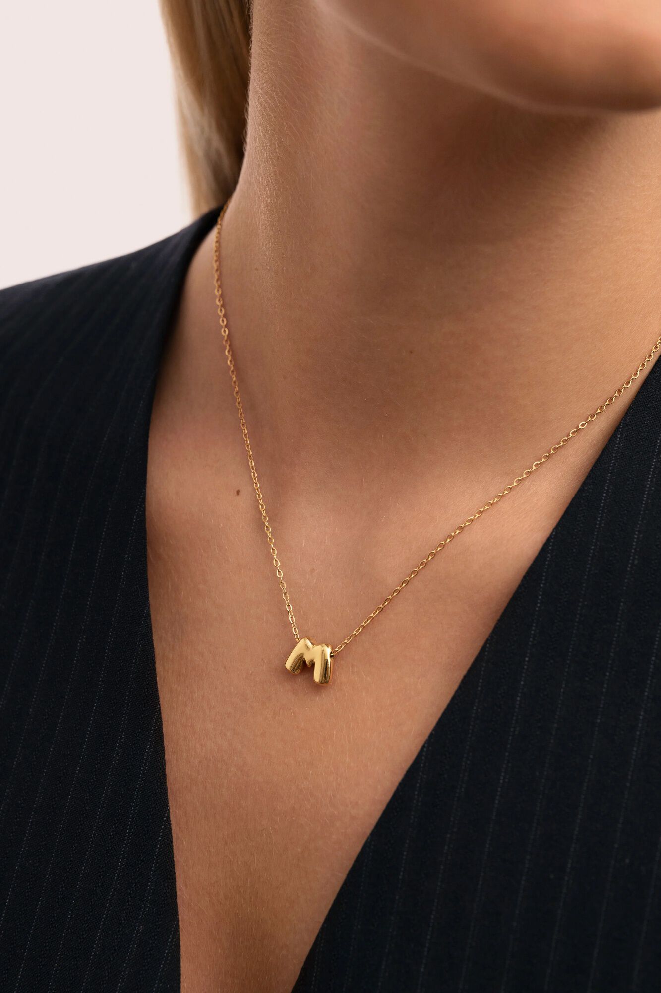 Singularu Colar Hailey Letter em A&ccedil;o Dourado