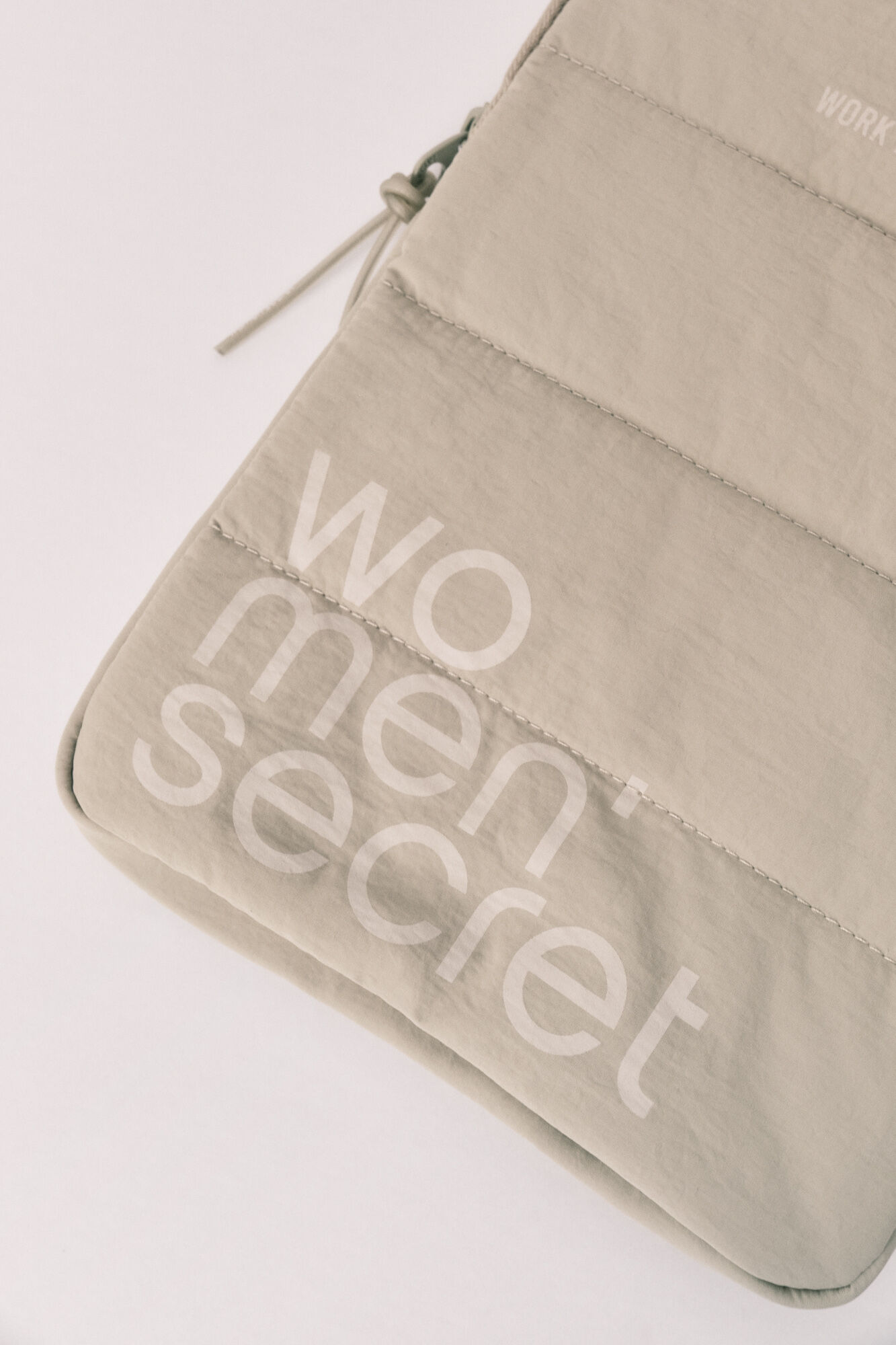 Women'secret Capa tablet acolchoada com logo verde