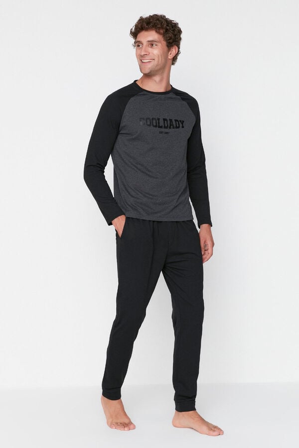 Trendyol Conjunto de pijama de corte regular com estampado preta e antracite e mangas raglan  estampado