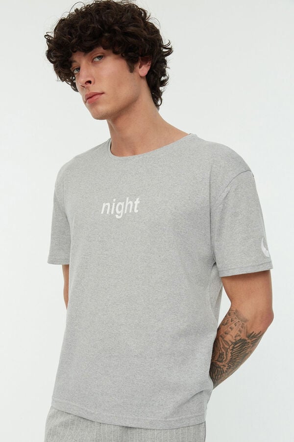 Trendyol Conjunto de pijama estampado regular fit em cinza  cinzento