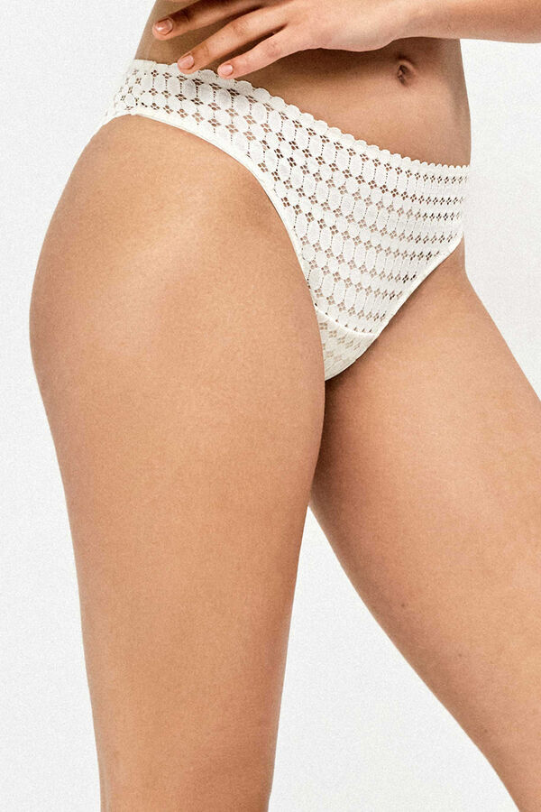 Gisela Cueca em renda geom&eacute;trica bege