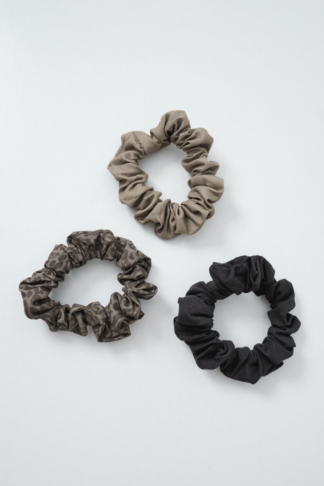 Women'secret Pack 3 el&aacute;sticos de cabelo caqui, animal print e preto