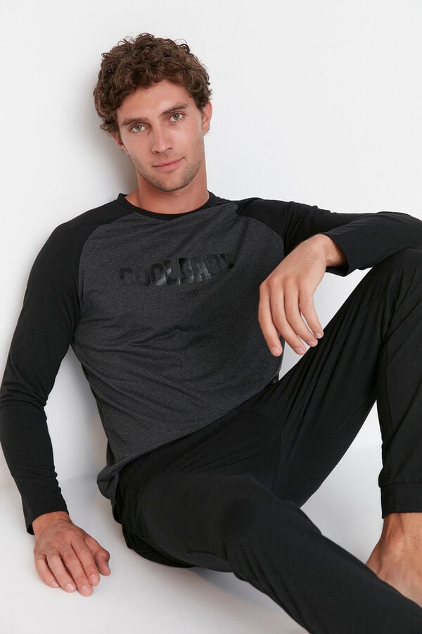 Trendyol Conjunto de pijama de corte regular com estampado preta e antracite e mangas raglan  estampado