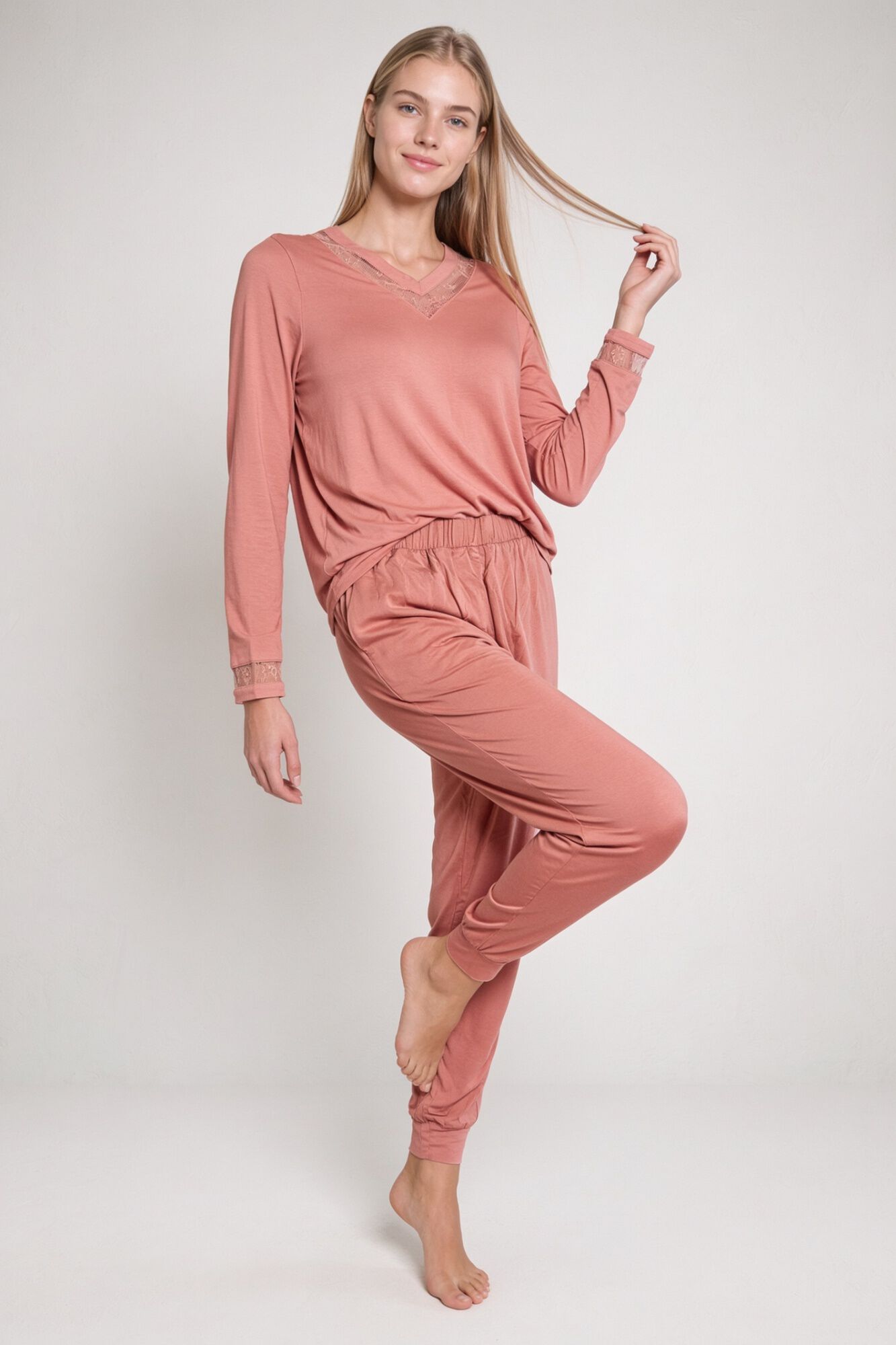 Gisela Pijama comprido com detalhes de renda