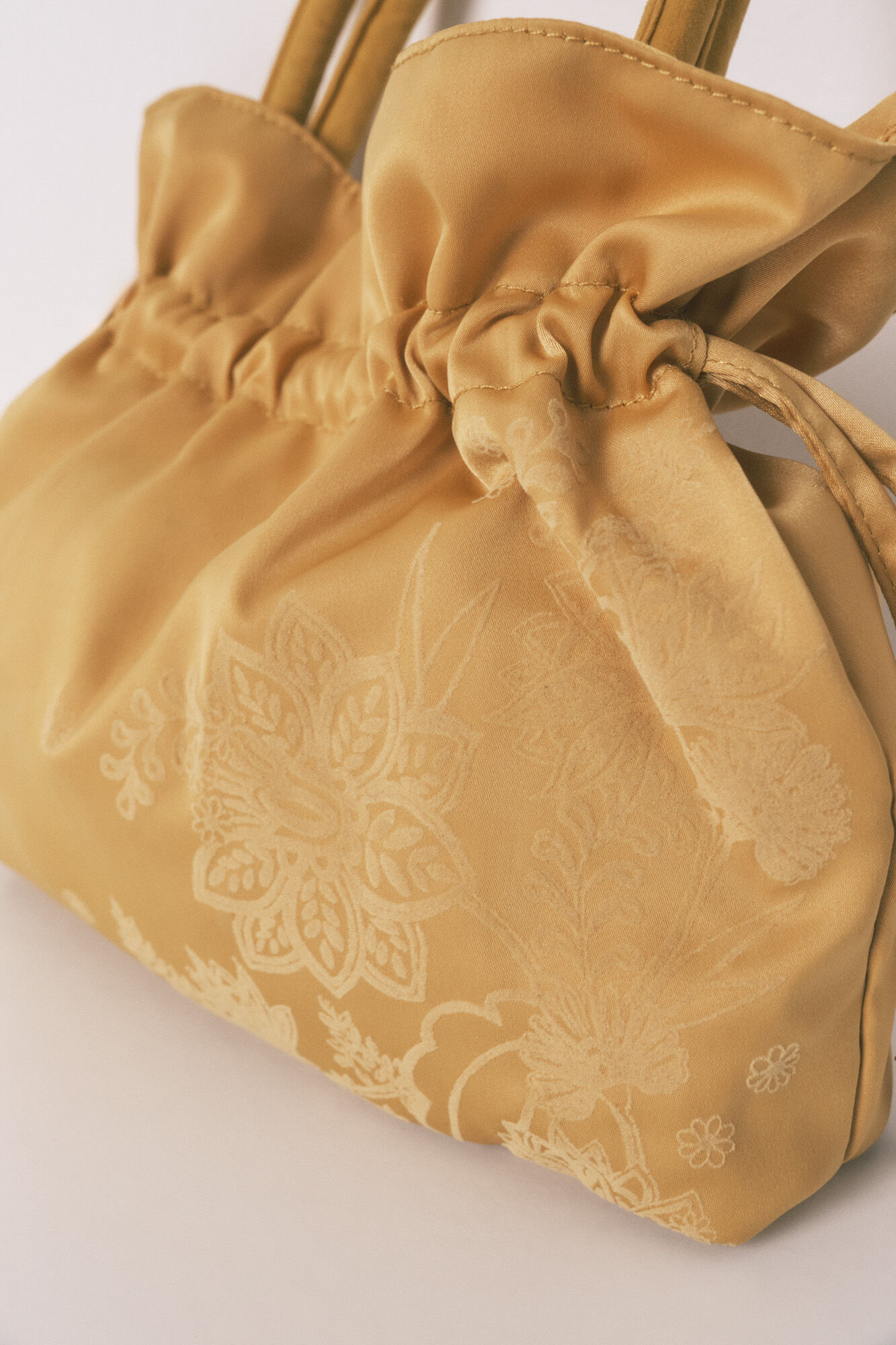 Women'secret Bolso neceser sat&eacute;n estampado mostaza