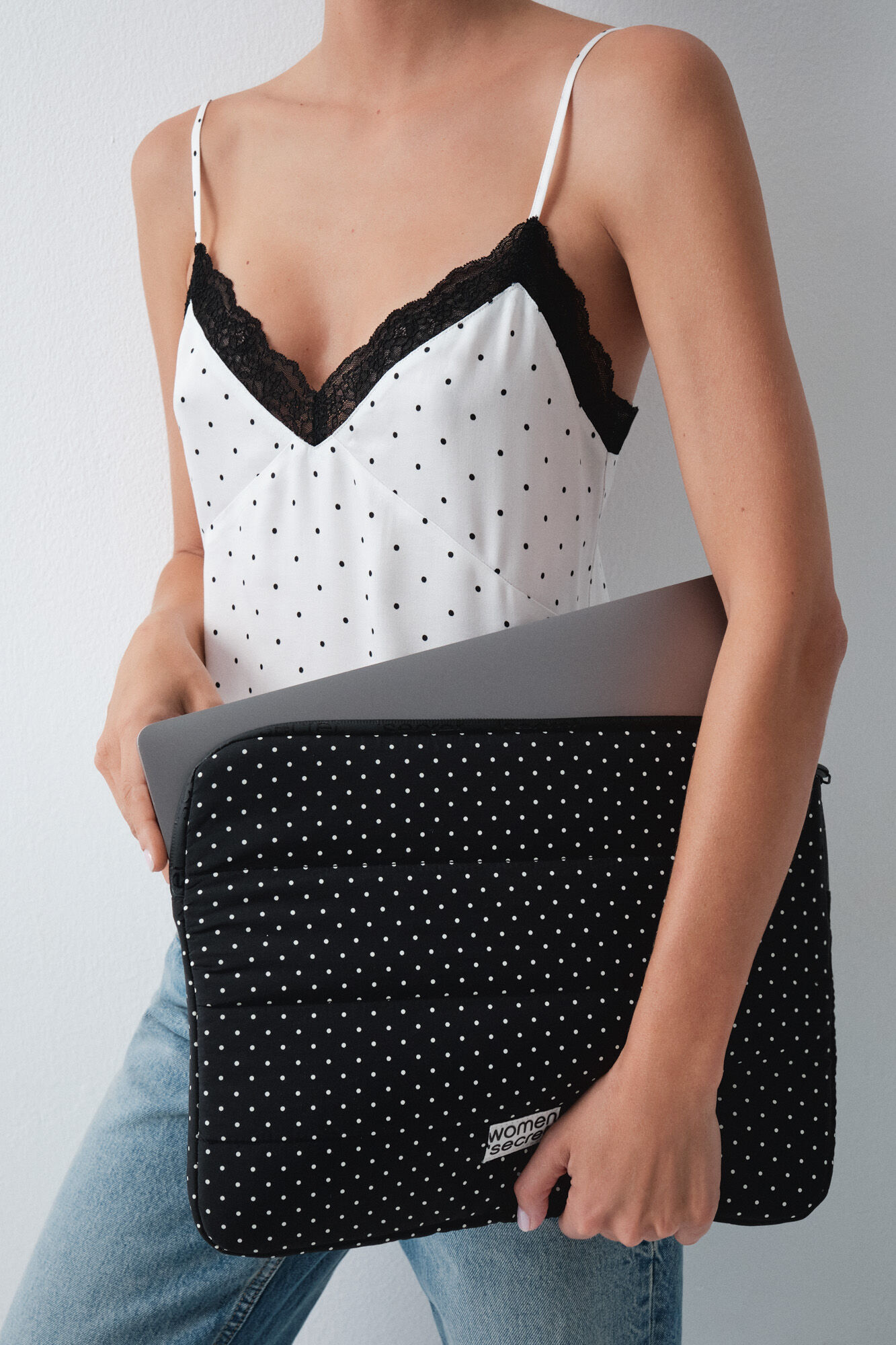 Women'secret Capa para port&aacute;til preta com bolinhas