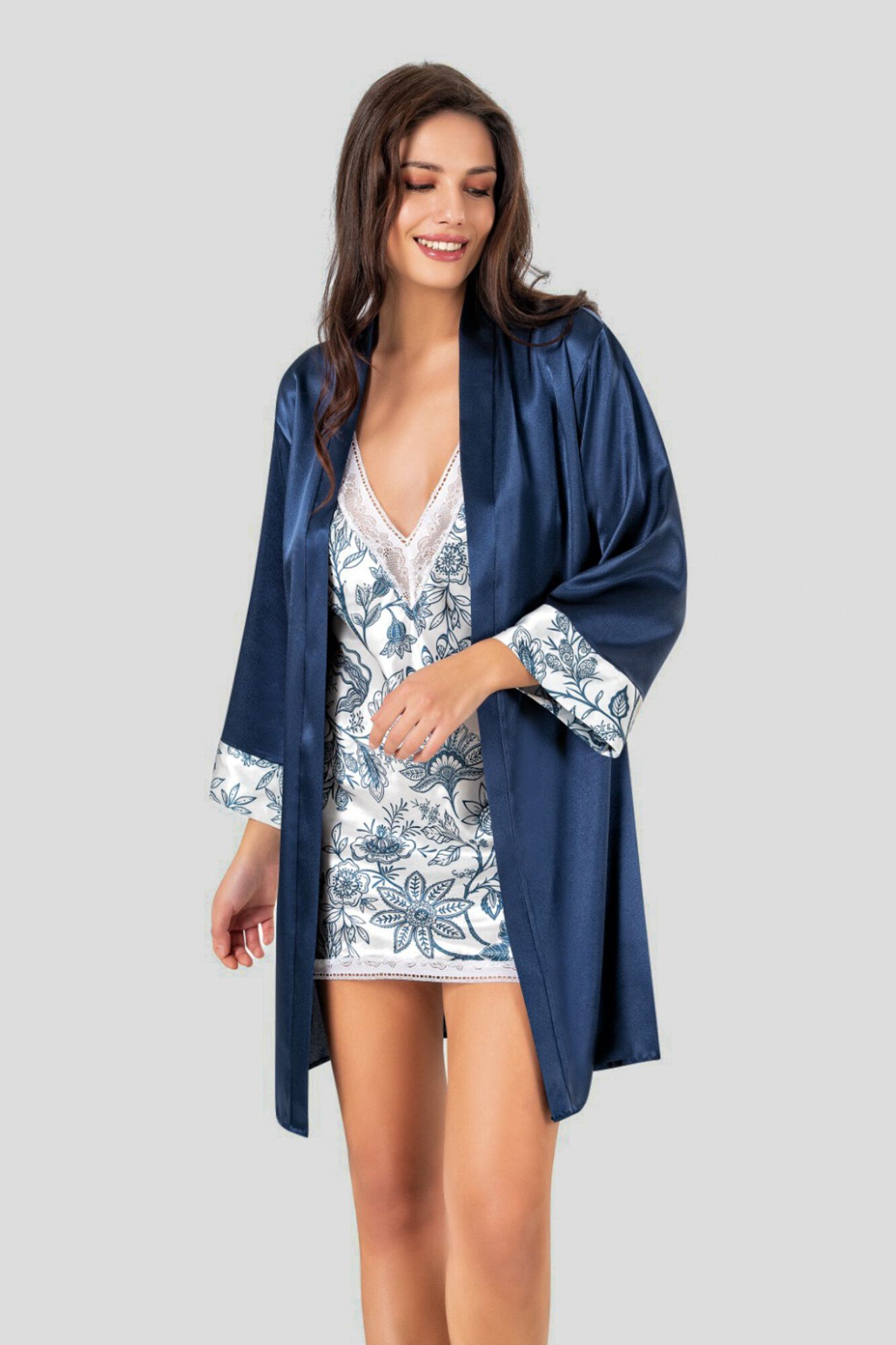 Trendyol Conjunto de camisa de dormir floral e robe acetinado