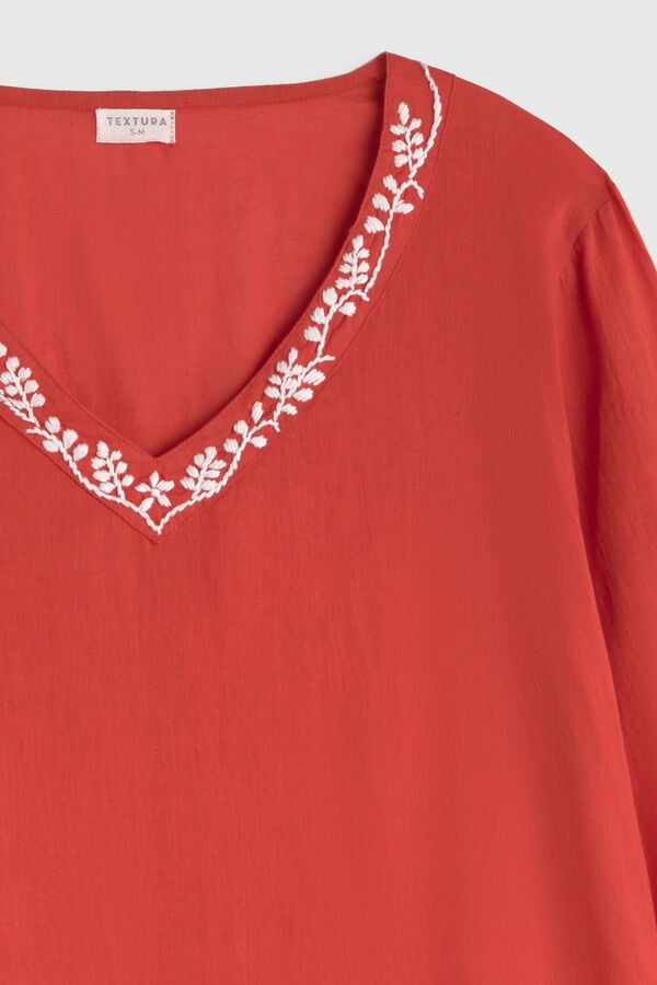 Textura T&uacute;nica em algod&atilde;o com aplique na gola vermelho