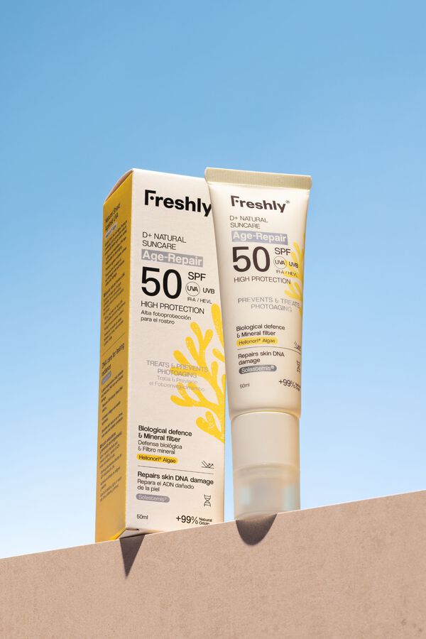 Freshly Cosmetics Crema solar antiarrugas SPF 50 blanco