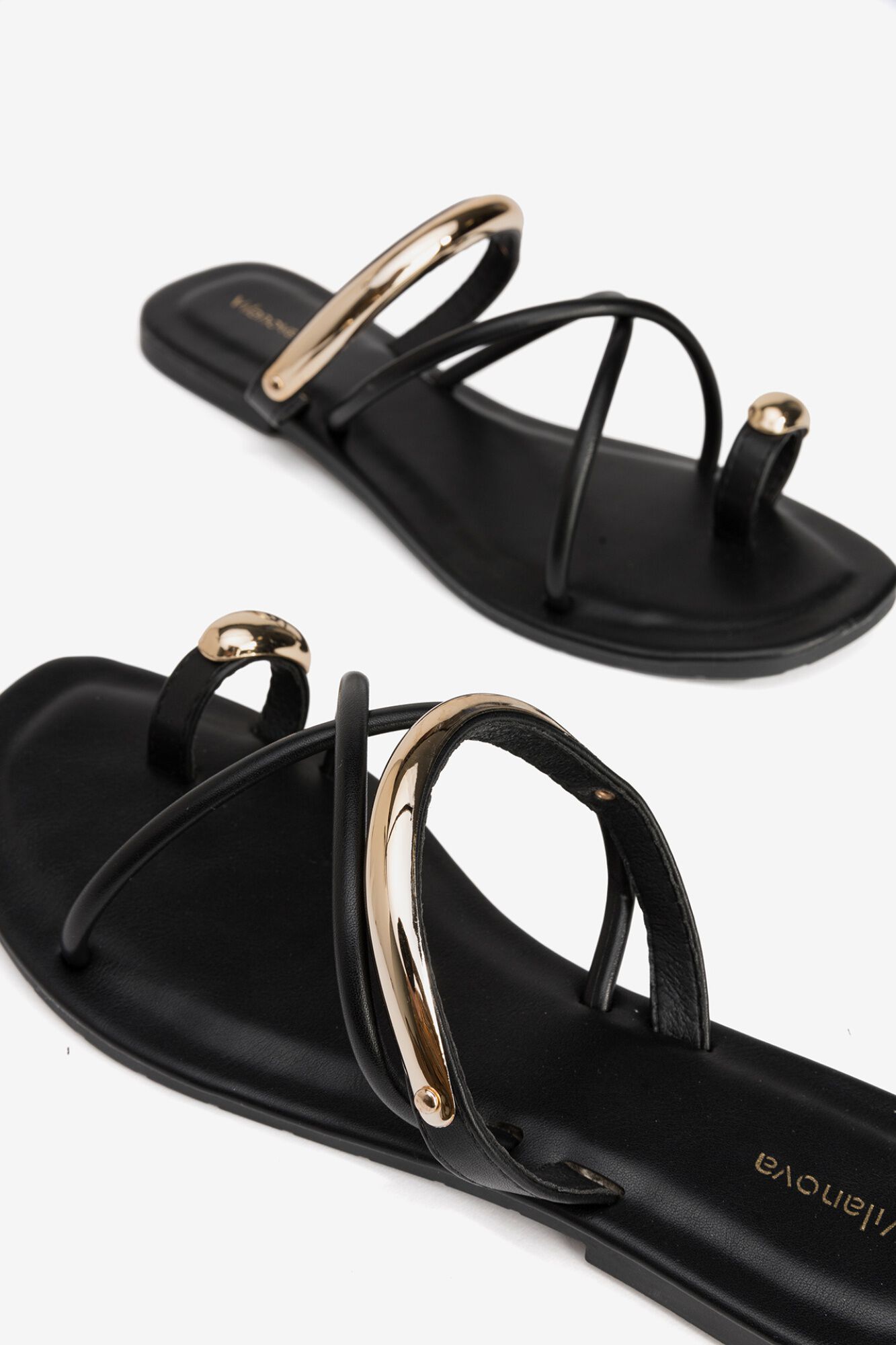 Vilanova Sandalia plana con detalle met&aacute;lico