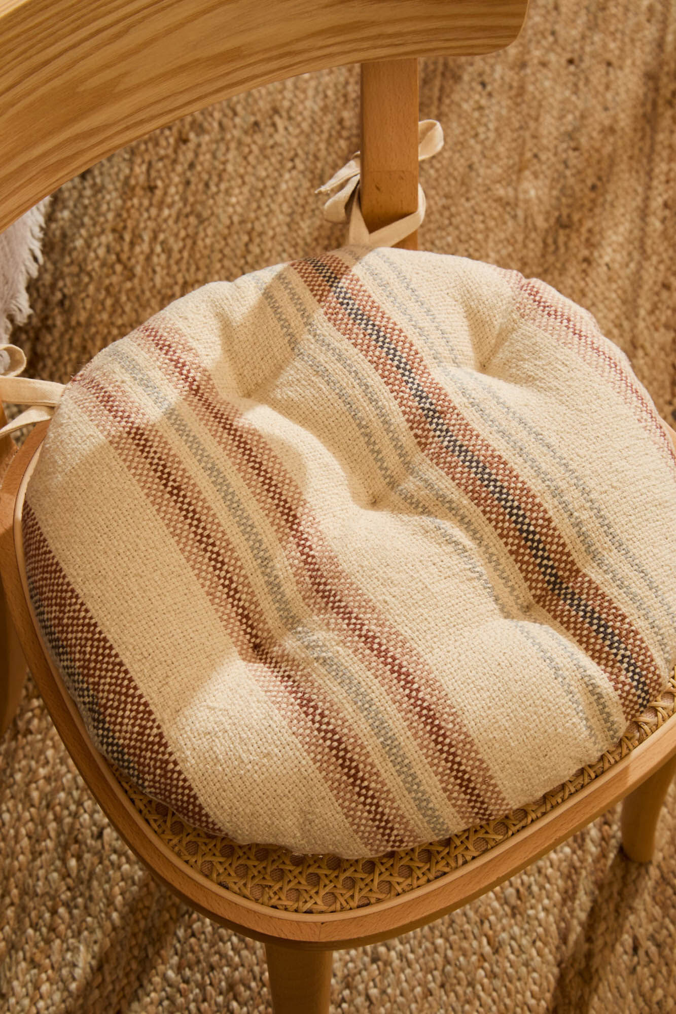 Calma House Almofada redonda riscas para cadeira em tons terrosos Peru