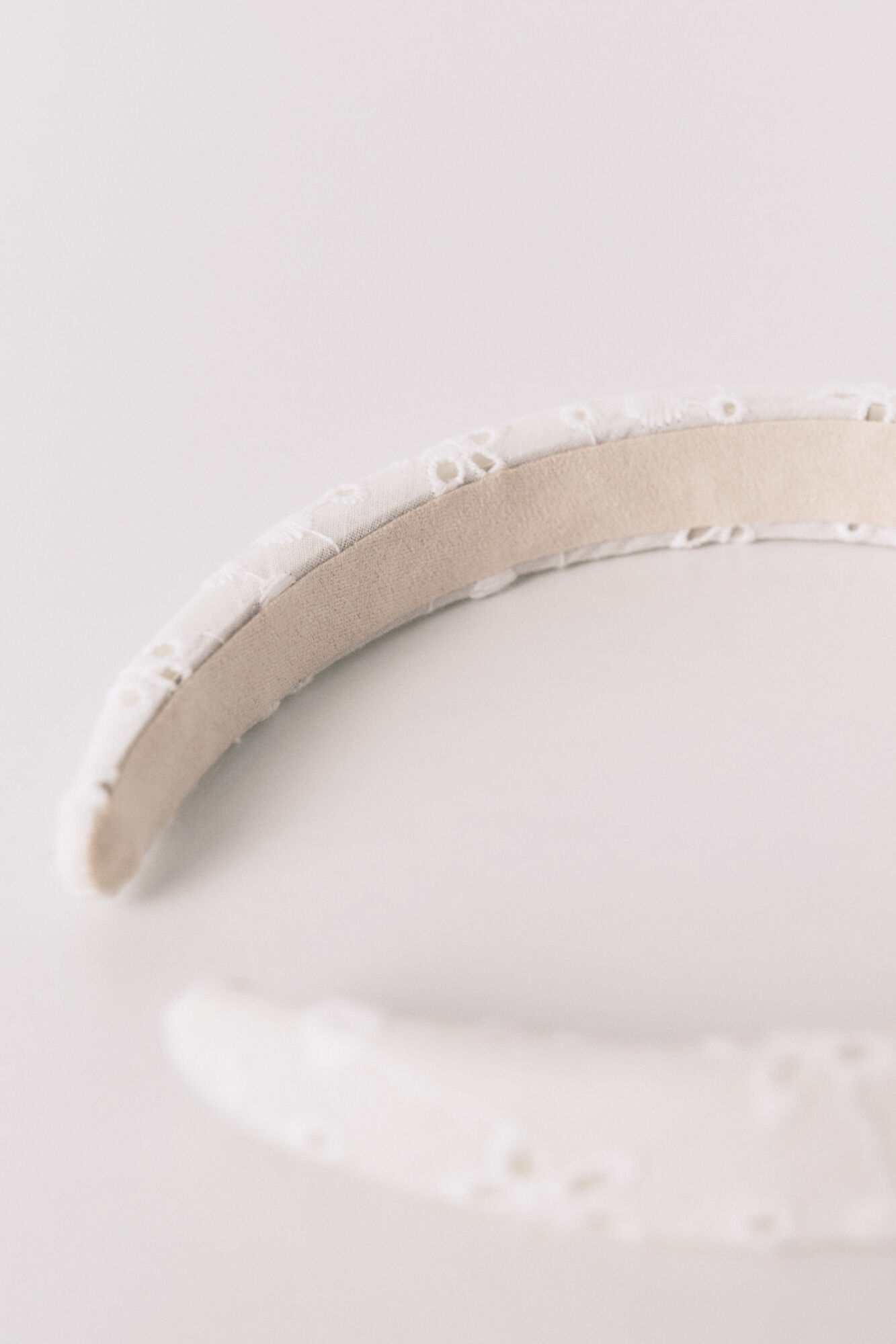Women'secret Diadema pelo bordado suizo blanco