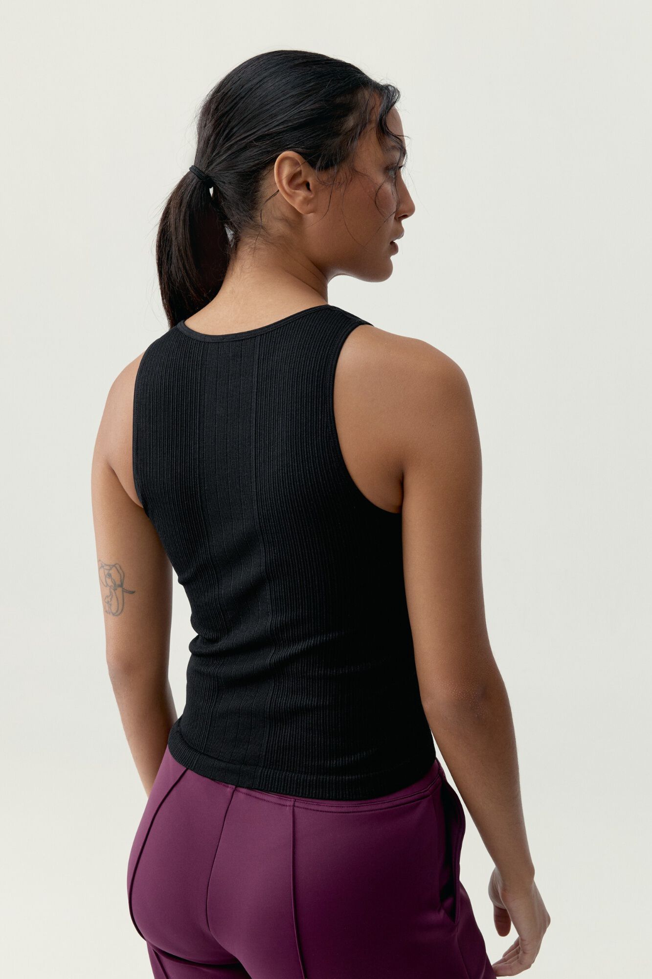 Born Living Yoga T-shirt Nora preta