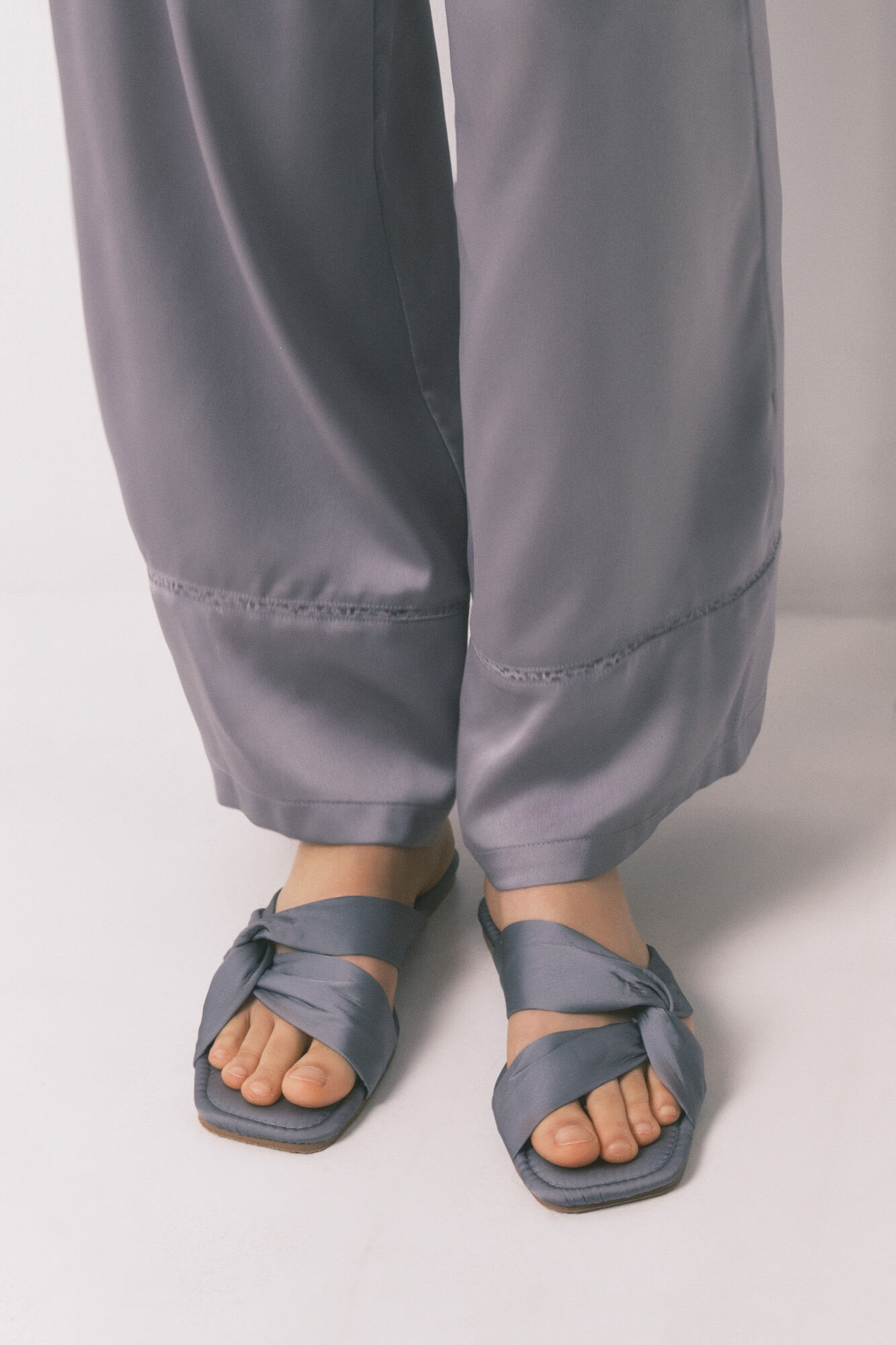 Women'secret Sandalias planas sat&eacute;n azul gris&aacute;ceo