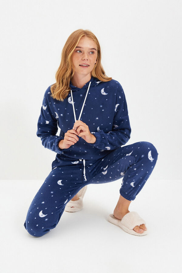Trendyol Conjunto de pijama de inverno azul marinho com capuz e estampado de gal&aacute;xia  azul