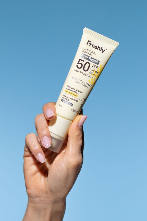 Freshly Cosmetics Crema solar antiarrugas SPF 50 blanco