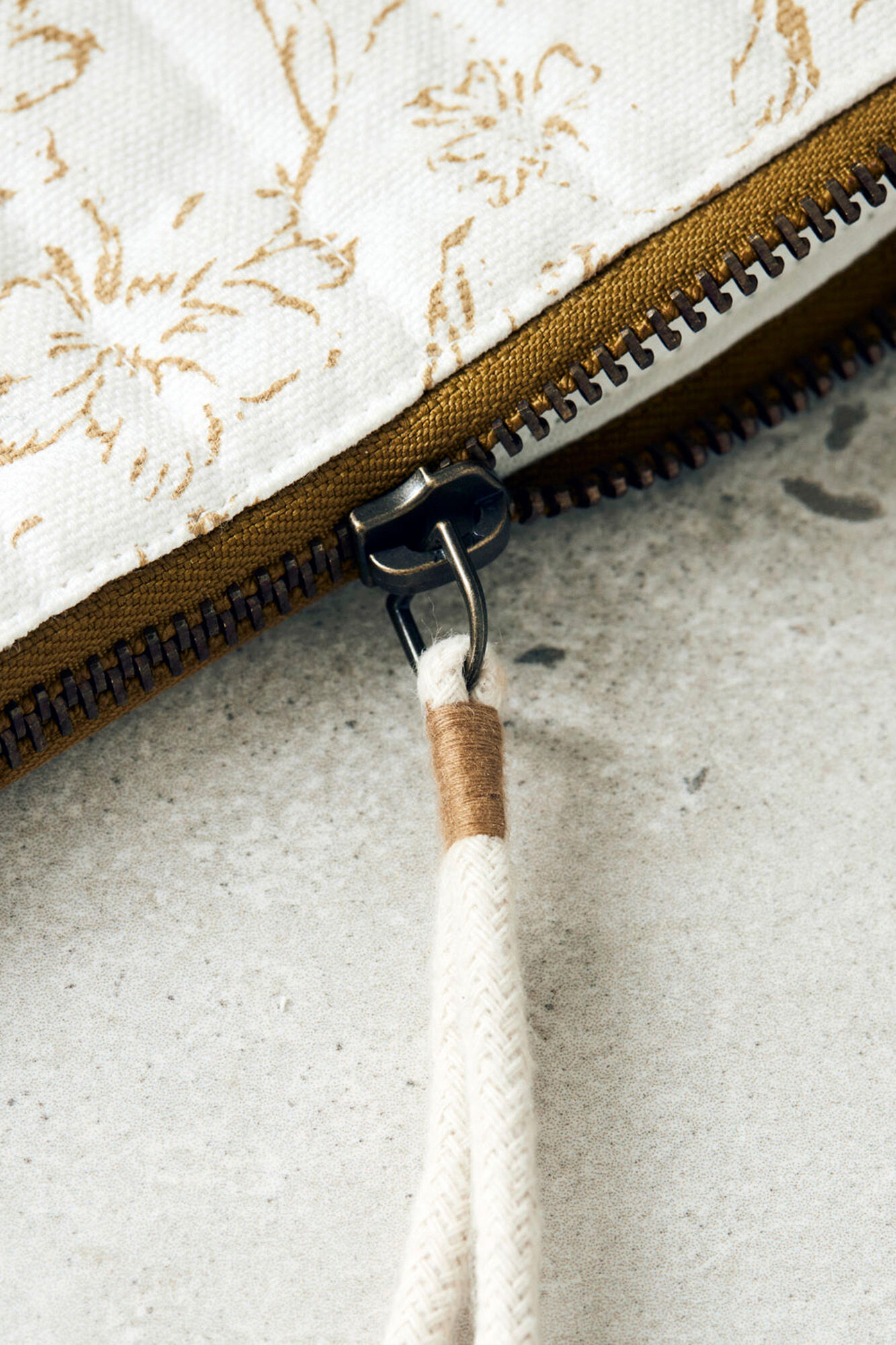 Meraki Neceser M Lutea, Blanco roto y mostaza