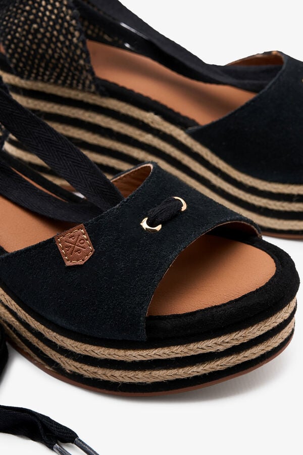 Popa Sand&aacute;lia cunha baixa Valdes em camur&ccedil;a preto