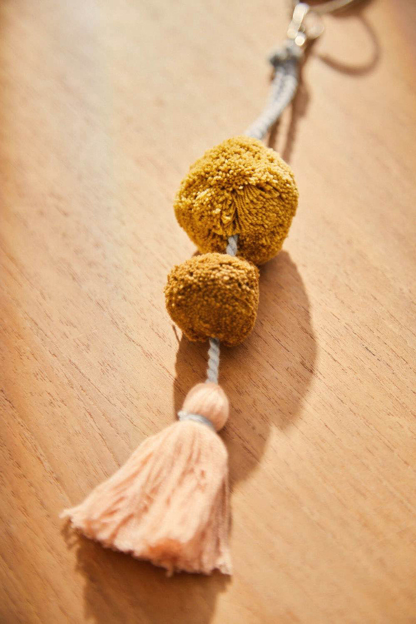 Calma House Llavero pompones salm&oacute;n Canicas