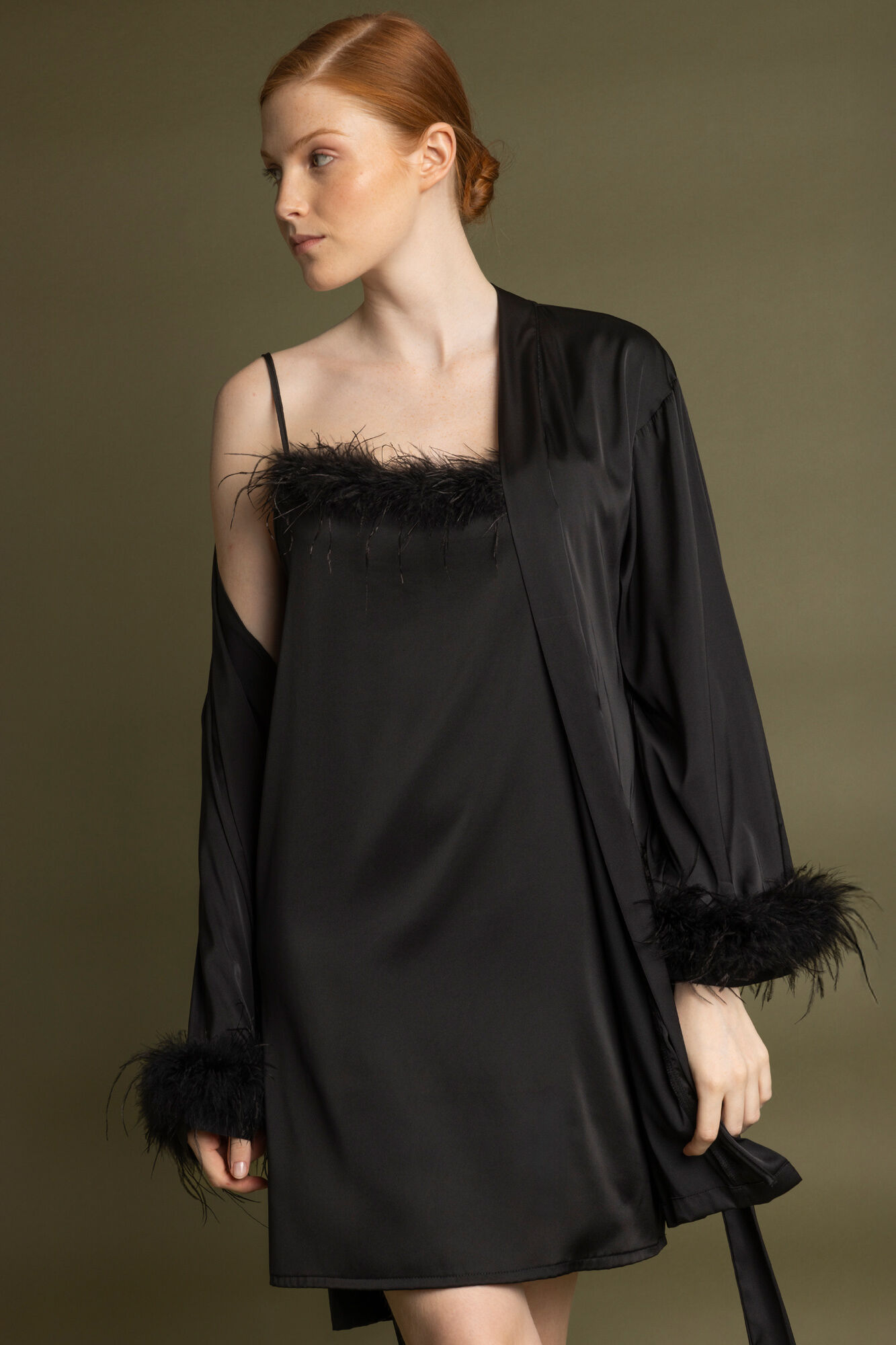 Admas Camisa de dormir de cetim com detalhe de plumas de marabu luxo