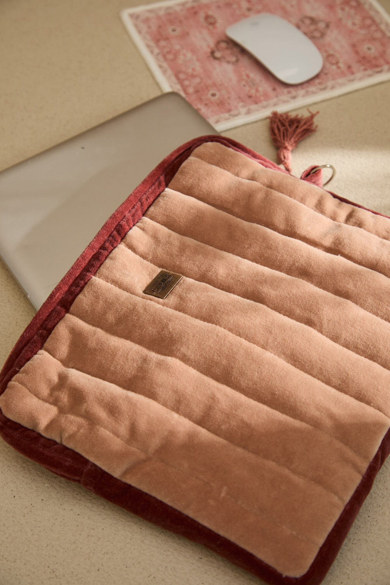Calma House Capa acolchoada para laptop Osaka Earth-Tone Velvet
