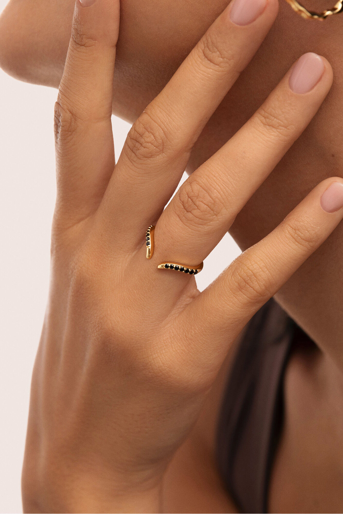 Singularu Anillo Peak Scarlett Black Plata Ba&ntilde;o Oro