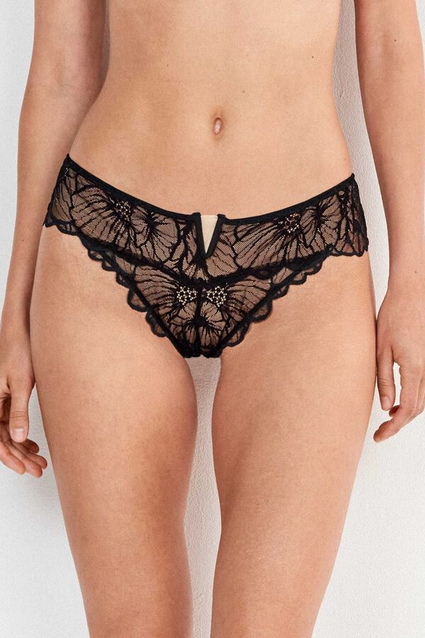 Gisela Cuequinha brasileira de renda floral preto