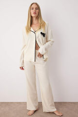 Trendyol Conjunto de pijama camiseiro de viscose cru com vivo e laço bege