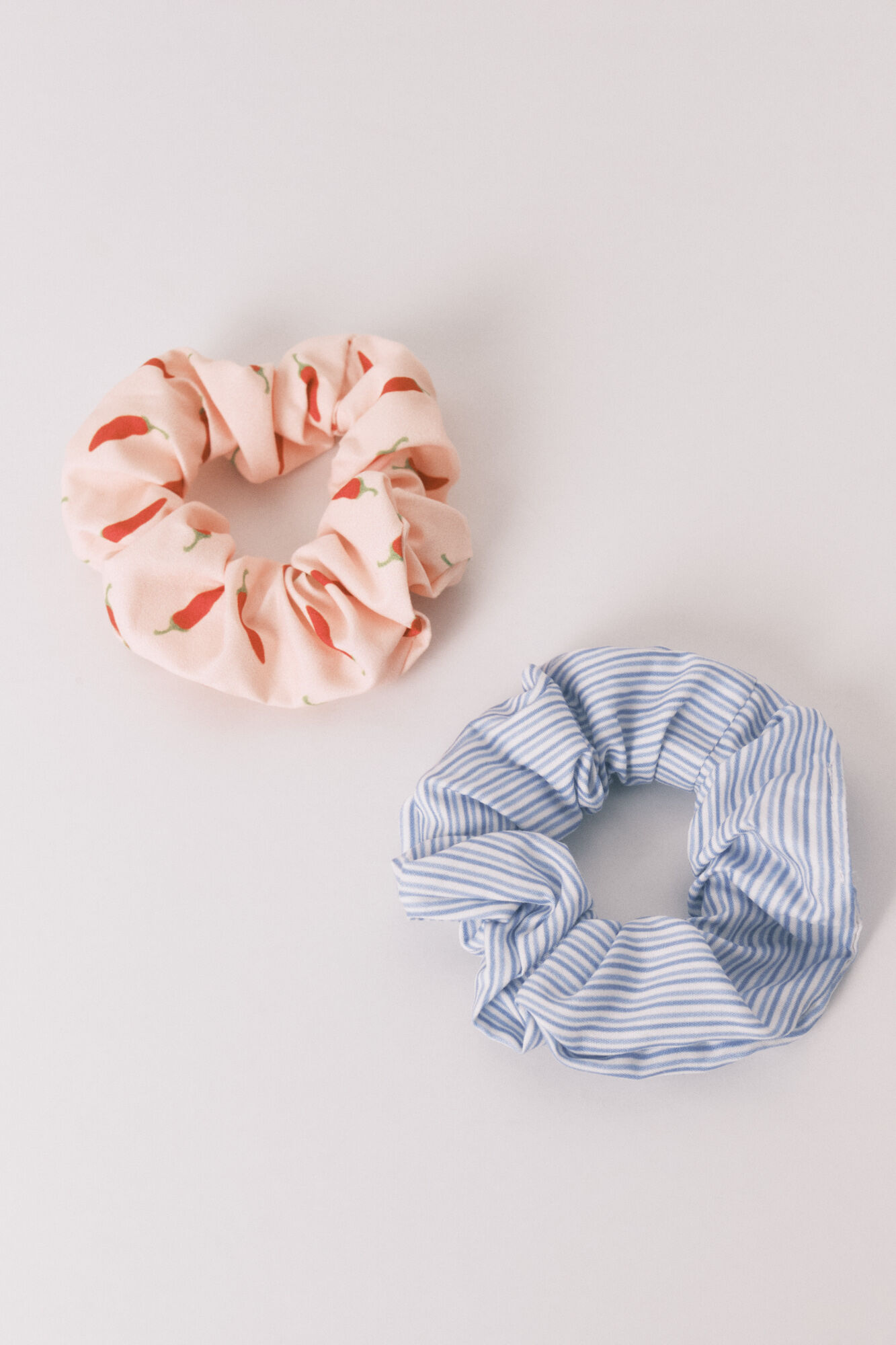 Women'secret Pack de 2 el&aacute;sticos de cabelo com estampado chili e riscas azuis